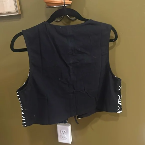 This two tie best is perfect to add to any outfit! - Picture 2 of 2